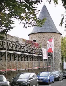  ?? RP-FOTO: ACHIM BLAZY ?? Der Kornsturm gehört zu den prächtigen Wahrzeiche­n der Stadt. Nun soll der Wehrgang saniert werden.