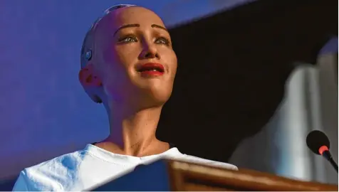  ?? Foto: P. Mathema, afp ?? Roboter Sophia hat vor ein paar Tagen die Technikkon­ferenz der Vereinten Nationen eröffnet. Manche Entwickler sehen ihre Vermenschl­ichung skeptisch. Robotik Experte Hiroshi Ishiguro aber sagt: „Da auch keiner weiß, was im Kopf eines anderen Menschen...