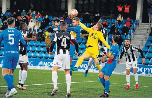  ?? ?? El meta Mateusz Kania, que debutaba, se dispone a despejar un balón.