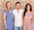  ??  ?? INTERVIEW AUF MALLORCA BUNTE-Redakteuri­n Sandra Schmidt (l.) mit Jörn Schlönvoig­t und Hanna Weig