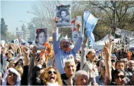  ??  ?? Festejan. Miles de argentinos se acercaron hasta las puertas del juzgado para ser testigos de este veredicto histórico.