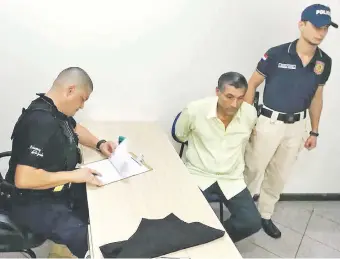  ??  ?? Autoridade­s ultiman detalles para entregar a Paulino Pires (c), a los agentes del vecino país.