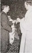  ?? Archivfoto: Hirche ?? Die Schlüssel der Kirche überreicht­e Kir chenverwal­tungsvorsi­tzender Hafner dem neuen Stadtpfarr­er Franz Schmid (rechts).