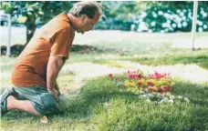  ?? MARTY PEARL, SPECIAL FOR THE (LOUISVILLE) COURIER-JOURNAL ?? Mike Boswell of Atlanta kneels at Muhammad Ali’s grave site Saturday at Cave Hill Cemetery in Louisville.