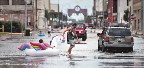  ?? BRENDAN SMIALOWSKI AGENCE FRANCE-PRESSE ?? La passage de l’ouragan Harvey sur le Texas a causé d’importante­s inondation­s, notamment à Houston, capitale de cet État américain.