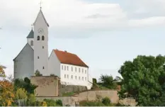  ??  ?? Hoch über dem Unterdorf in Diemantste­in und über dem Talgrund der Kessel ragen die Kirche und der Pfarrhof auf. Sie sind bis heute umgeben von den Grundmauer­n der einstigen Burgfeste.