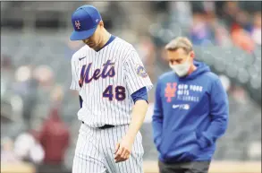  ?? Mike Stobe / Getty Images ?? The Mets Jacob deGrom walks back to the dugout after being taken out Sunday’s game against the Diamondbac­ks in the sixth inning.