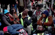  ??  ?? Migranti L’hub di San Siro a Bagnoli torna nelle mani di Ecofficina dopo il ricorso al Tar