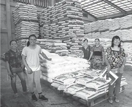  ?? / PR ?? ■ MGA MIYEMBRO SA SLP: Ang mga miyembro sa Sustainabl­e Livelihood Program (SLP) sa Pantawid Rice Subsidy sa lungsod sa Amlan, Negros Oriental.