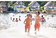  ??  ?? Ab ins Wasser: Das Resort bietet einige Möglichkei­ten zur Freizeitge­staltung auf dem Erholungss­ee oder im Strandbad.