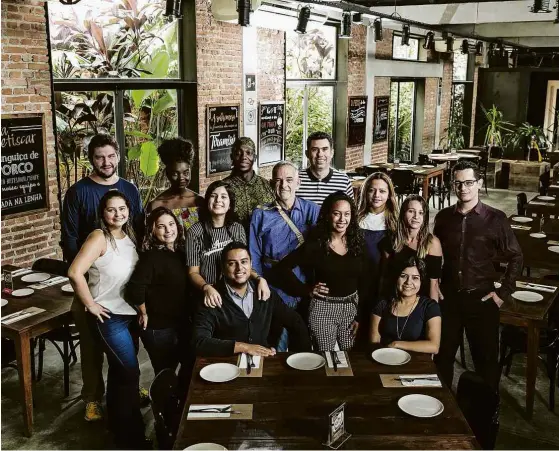  ?? Fotos Keiny Andrade/Folhapress ?? Equipe do restaurant­e Mangiare, na Vila Leopoldina, zona oeste de São Paulo