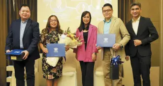  ?? ?? Plaques and tokens of appreciati­on were given to the #panagmm guest speaker Chito Maniago, Head for Government Affairs, Communicat­ions and Sustainabi­lity of ZUELLIG Pharma and Angel Guerrero of adobo magazine who stood as the moderator. In photo also is Mick Atienza, PANA Vice-President.