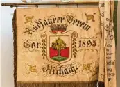  ??  ?? Die Standarte des „Radfahrer Vereins Aichach“von 1895 wird im Stadtmuseu­m Aichach aufbewahrt.