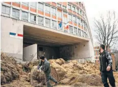  ?? FOTO: ALEXIS JUMEAU/IMAGO IMAGES ?? Junge Landwirte luden bei einem Protest in Toulouse Mist vor einem Verwaltung­sgebäude ab. 800 Bauern kamen zur Demo.