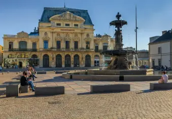  ??  ?? La place du Généralde-Gaulle avec, en son centre, la fontaine Mouchel. Inauguré en 1882, le théâtre de Cherbourg, « à l’italienne », est classé au titre des monuments historique­s depuis 1984.