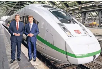  ?? FOTO: DPA ?? Staatssekr­etär Enak Ferlemann (links) und Bahn-chef Richard Lutz stellen das neue Ice-design vor: Der grüne Streifen soll für ein Öko-image sorgen.