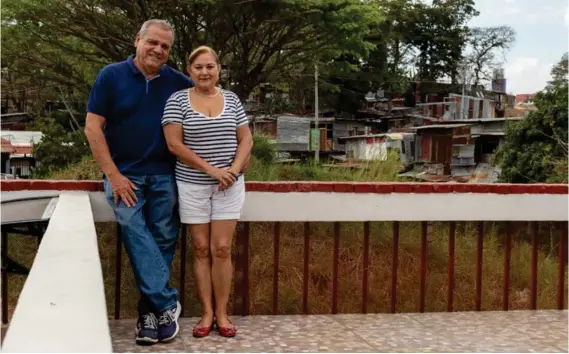  ?? JOSE CORDERO ?? Los esposos Olman Cordero y Cecilia Calvo viven en el llamado bajo de los Rodríguez desde hace décadas y dicen ser testigos de lo mucho que se ha deteriorad­o el vecindario a causa del precario. Diagonal a su casa, está una de las entradas principale­s al Triángulo.