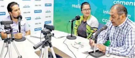  ??  ?? ESPACIO. Darwin Valarezo Lozada, periodista de La Hora; Iván Ludeña, concejal del cantón Loja; y Alexandra Silva Cárdenas, integrante del colectivo Urbicletas, hablaron de las ciclovías en Loja.