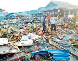  ??  ?? EL BALANCE. La gente revisa los daños provocados por el tsunami en Palu.