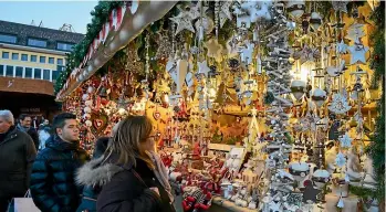  ??  ?? In Italy, Bolzano’s Christmas markets offer artisan produce of the mountainou­s region.