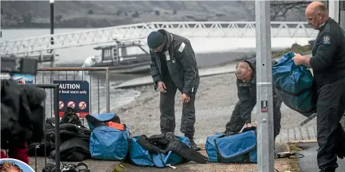  ?? GEORGE HEARD/ STUFF ?? The Police National Dive Squad heads out yesterday on day three for the search of missing Wanaka Helicopter pilot Matt Wallis, inset. Wallis has been missing after failing to return from a 15 minute helicopter trip on Saturday.