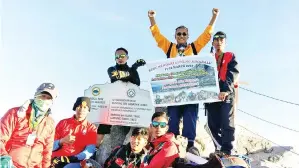  ??  ?? BERGAMBAR di puncak gunung tertinggi di Asia Tenggara.