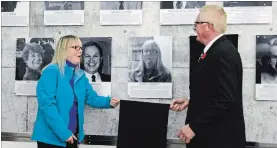  ?? DAVE JOHNSON
THE WELLAND TRIBUNE ?? With help from Sports Wall of Fame committee member Tom Lannan, Audrey Garrett reveals her Sports Wall of Fame plaque during a ceremony Sunday.