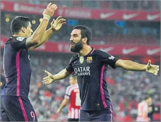  ?? ALVARO BARRIENTOS / AP ?? Luis Suárez i Arda Turan es feliciten després de l’únic gol barcelonis­ta