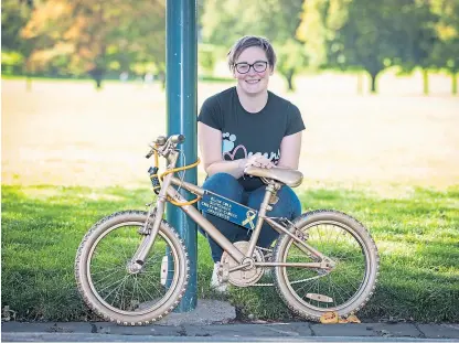  ?? Picture: Kim Cessford. ?? Kelly Clarkson in Beveridge Park, Kirkcaldy, with one of the bikes.