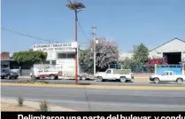  ??  ?? Delimitaro­n una parte del bulevar, y conductore­s tuvieron que circular por un camino paralelo. Un par de horas después, la vialidad volvió a la normalidad.