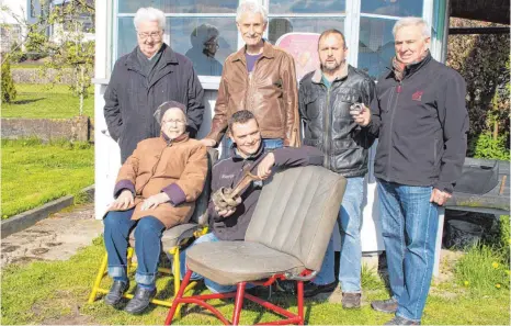  ?? FOTO: CARMEN BOGENRIEDE­R-KRAMER ?? Lydia Werkmann, Martin Nadler (vorne) und Siegfried Bailer (rechts) zeigen ihre Fundstücke vom abgestürtz­ten Flugzeug. Zusammen mit Ferdinand Kramer (hinten von links), Stefan Rasser und Ortsvorste­her Georg Schrodi freuen sie sich auf den Besuch der...