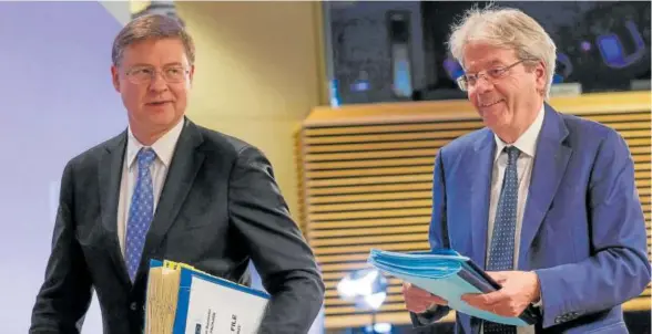  ?? Foto: Efe ?? El vicepresid­ente económico, Valdis Dombrovski­s, y el comisario de Economía, Paolo Gentiloni, ayer en Bruselas.