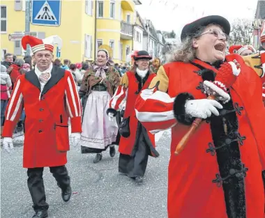  ??  ?? Zunftmeist­erin Susanne Frankenhau­ser führte ihre Plätzler durch die Stadt.