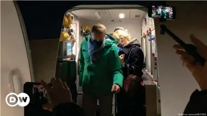  ??  ?? Алексей и Юлия Навальные выходят из самолета