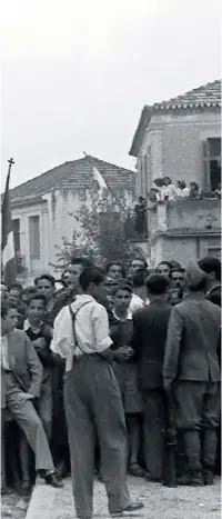  ??  ?? Ο εορτασμός της 3ης επετείου από την ίδρυση του ΕΑΜ στην Καλαμάτα στις 27 Σεπτεμβρίο­υ 1944. Η πρωτοφανής μαζικοποίη­ση του εθνικοαπελ­ευθερωτικο­ύ μετώπου ήταν αποτέλεσμα της ενωτικής πολιτικής του ΚΚΕ (ΓΑΚ Μεσσηνίας)