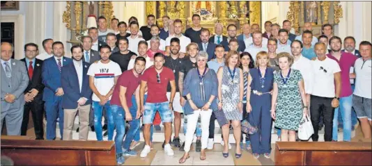  ??  ?? OFRENDA. La plantilla azulona, junto al presidente y al entrenador, posan tras la ofrenda floral a la Virgen de Nuestra Señora de Los Ángeles.