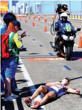  ?? Getty Images / Reuters ?? Callum Hawkins collapses as he competes in the Men’s marathon on day 11 of the Gold Coast 2018 Commonweal­th Games. —