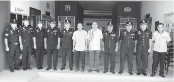  ??  ?? GERALD bersama barisan pegawai PDRM merakam kenangan di hadapan IPD Betong.