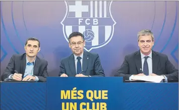  ?? FOTO: FC BARCELONA ?? Valverde, Bartomeu y Mestre, en la firma del contrato que cerraron junto a Òscar Grau, CEO del Barça