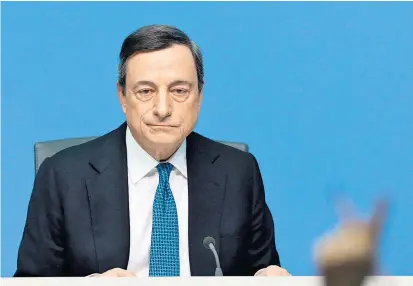  ??  ?? EZB-Chef Draghi hat das Inflations­ziel von knapp zwei Prozent fest im Blick – und kauft weiter Anleihen.