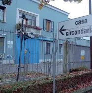  ??  ?? Santa Bona L’ingresso del carcere di Treviso dov’è avvenuto il suicidio. Fasan era stato messo in una cella da solo
