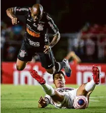  ?? Thiago Bernardes/Ag. O Globo ?? Vagner Love salta após disputa de bola com Hernanes durante o clássico deste sábado (15) no Morumbi