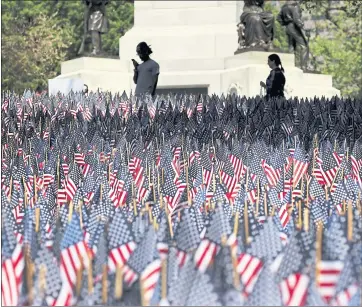  ?? ELISE AMENDOLA — THE ASSOCIATED PRESS ?? People view U.S. flags on Boston Common. The flag garden honors service members who have died defending the nation.