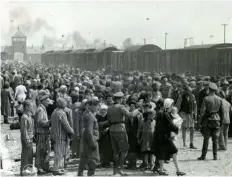  ??  ?? Los oficiales del campo Auschwitz II-Birkenau hacen una selección entre los prisionero­s judíos recién llegados, a mediados de 1944. Unos eran asignados a trabajos forzados; otros, a la cámara de gas.