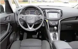  ??  ?? Das Innenleben des Opel Zafira: Einladend und geräumig. Turbodiese­l und Automatikg­etriebe passen perfekt.
