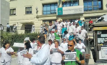  ?? Foto: EFE ?? Protest gegen Kürzungen am Hospital General Málaga: 2015 die gleichen Klagen wie 2022.