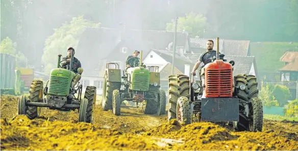  ?? FOTOS: SD ?? Stimmungsv­oll: der große Spielplatz für die Treckerfah­rer – beim sechsten Oldtimer-Traktorent­reffen wurde der Acker beim Bichlweihe­r ordentlich umgegraben und gepflügt.