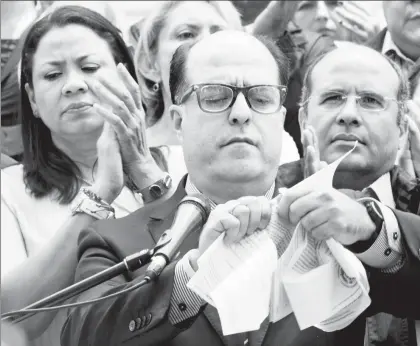  ??  ?? Julio Borges, presidente de la Asamblea Nacional de Venezuela, de mayoría opositora, rompió ayer el documento del Tribunal Superior de Justicia en el que se le comunica la decisión de declarar nulas todas las acciones del Legislativ­o por estar en...