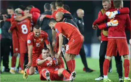  ?? FOTO REUTERS ?? Pandev (zittend) wordt na de match opnieuw gefelicite­erd door zijn ploegmaats.