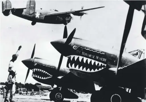  ??  ?? 飛虎隊戰機於1943­年11月在一處未知名­的前進基地準備出擊。(美聯社)